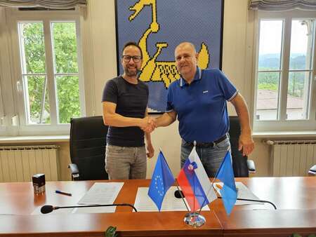Podpis pogodbe za OPPn Gregor Kovačič in Marko Vilfan, poleg je Katarina Della Valle  (5)-1200